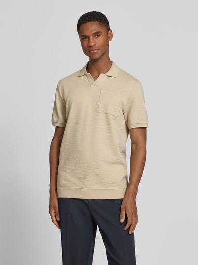 Männermodel trägt Regular Fit Poloshirt aus Baumwoll-Mix von s.Oliver RED LABEL, unifarben, strukturierte Seersucker-Optik, ganzkörperansicht von vorne.
