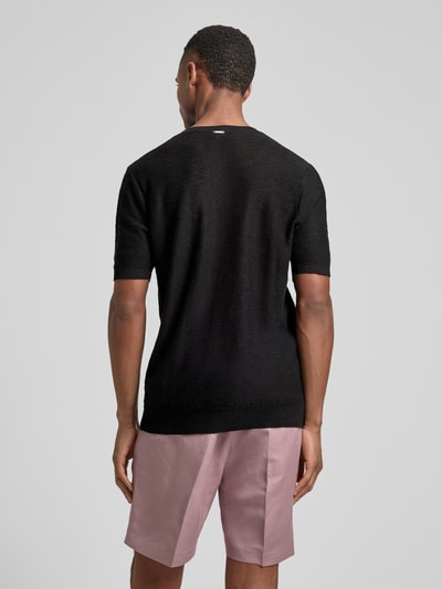 Męski model nosi Slim Fit T-Shirt aus Leinen-Mix in Strick-Optik von Antony Morato, czarny, mieszanka lnu i wiskozy, okrągły dekolt, krótki rękaw, elastyczne wykończenia, długość tyłu w rozmiarze M: 72 cm, imitacja dzianiny, widok całej sylwetki z tyłu.