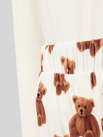 Produktfoto, Pyjama aus Viskose-Mix Modell 'ARIA' von GUESS, cremefarbener Stoff, braunes Teddybär-Allover-Muster, lockere Struktur