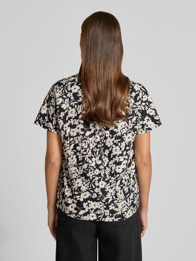 Frauenmodel trägt Regular-Fit T-Shirt aus reiner Baumwolle von Marc O'Polo mit schwarzem Blumenmuster, Damen T-Shirt, Ganzkörperansicht Rückansicht.