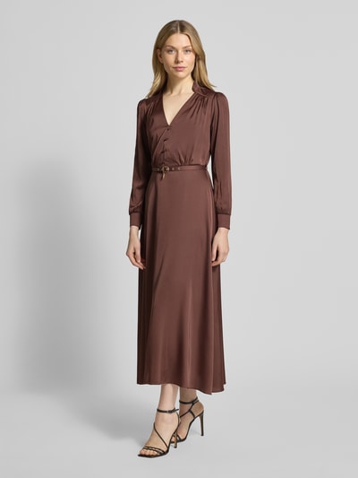 Rinascimento Abendkleid aus Satin mit V-Ausschnitt und Gürtel Dunkelbraun 1
