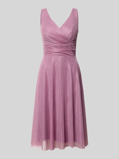 Produktfoto, Knielanes Cocktailkleid mit V-Ausschnitt von TROYDEN COLLECTION in schimmerndem Mesh, tailliert, knielang, mit Drapierungen.