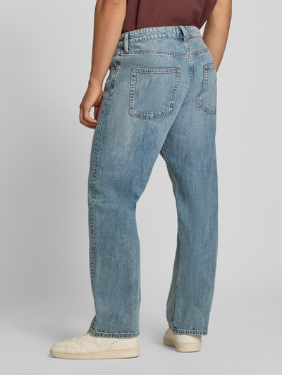 Männermodel trägt Straight Fit Jeans mit Woll-Anteil Modell 'Classic' von JACK & JONES, hellblau, 5-Pocket, Ganzkörperansicht Rückansicht, Baumwoll-Mix