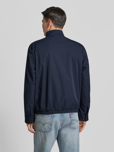 Mannenmodel draagt Regular Fit Blouson met Logo-Stitching model 'H-CARVO' van BOSS in donkerblauw, egale textuur, heren blouson, gehele lichaamsfoto achteraanzicht.
