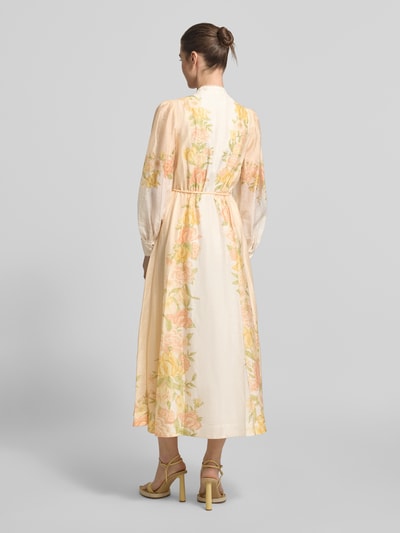 Frauenmodel trägt Midikleid aus Lyocell-Mix mit Bindegürtel von Forever New mit A-Linie, Stehkragen, floralen Prints, Ganzkörperansicht Rückansicht. Rückenlänge bei Größe 36: 128 cm, Brustweite: 36 cm, Ärmellänge: 64 cm.