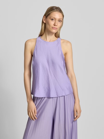 Frauenmodel trägt Regular Fit Top aus Viskose-Mix Modell 'Laura' von GUIDO MARIA KRETSCHMER WOMAN in Flieder, Satin, Ärmelloses-Design, Rundhalsausschnitt, glatte feine Textur, Rückenlänge bei Größe 36: 51 cm, Ganzkörperansicht von vorne.