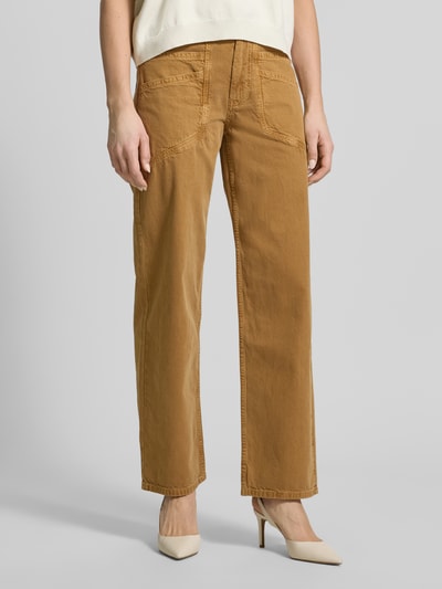 Vrouwenmodel draagt Wide Leg Jeans mit elastischem Bund Modell 'FIMA' van Bash in lichtbruine katoenen linnenmix, rechte uitlopende fit, steekzakken, knoop- en ritssluiting, elastische taille met trekkoord, taillewijdte 36 cm, binnenbeenlengte 80 cm, close-up van het onderlichaam vooraanzicht.