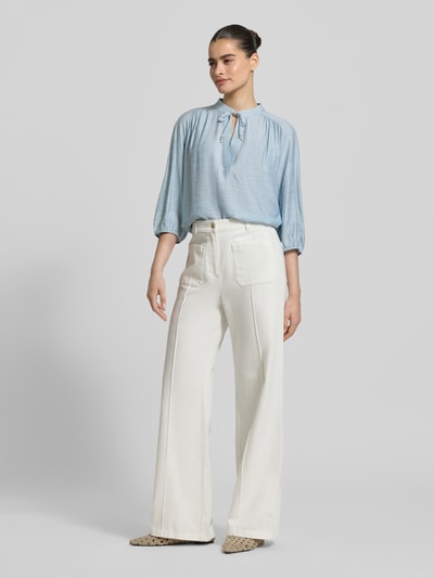 Vrouwenmodel draagt Regular Fit Bluse mit Schnürung und 3/4-Arm van Jake*s Collection, lichtblauw, viscosemix, staande kraag, rechte pasvorm, vooraanzicht volledig lichaam