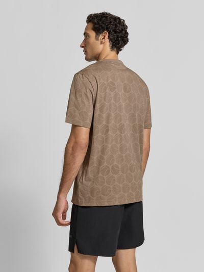 Męski model trägt Regular Fit T-Shirt aus reiner Baumwolle von BOSS Green w kolorze beżowym z geometrycznym wzorem, matowa faktura, Ganzkörperansicht Rückansicht.