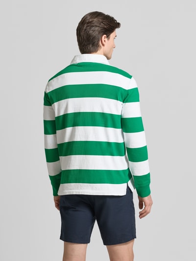 Männermodel trägt Regular Fit Sweatshirt aus reiner Baumwolle Modell 'LS RUGBY M3' von Polo Ralph Lauren, mehrfarbig, gestreift, Logo-Detail, Polokragen, V-Ausschnitt, Langarm, Seitenschlitze, Oxford, Ganzkörperansicht Rückansicht.