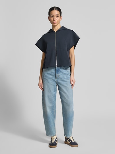 Frauenmodel trägt dunkelblaue Loose Fit Sweatjacke aus Baumwoll-Mix Modell 'GATTINI' von MAX&Co., Reißverschluss, Kapuze, Ganzkörperansicht von vorne.