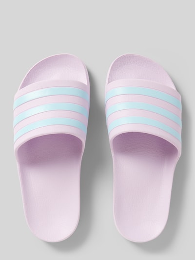 Produktfoto, Pantoletten mit Kontraststreifen von adidas Sportswear in Two-Tone-Optik mit abgerundeter Schuhspitze, flacher Absatzform, glatter Sohle, Applikation: Kontraststreifen, Verschluss: Schlupf/offen, Materialverarbeitung: Kunststoff