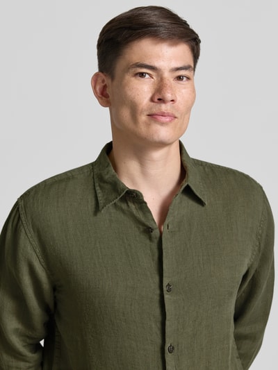 Männermodel trägt Regular Fit Leinenhemd mit Kentkragen von GAP in Olivgrün, strukturierte Leinen-Optik, Knopfleiste, Nahaufnahme Oberkörper. Rückenlänge 71 cm, Schulterbreite 49 cm, Ärmellänge 64 cm bei Größe M.