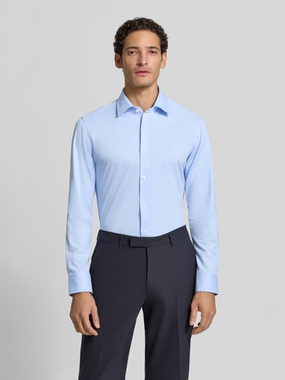 Männermodel trägt hellblaues Slim Fit Businesshemd aus Baumwoll-Mix Modell 'P-Hank-K-261' von BOSS, Herren Businesshemd, Ganzkörperansicht von vorne.