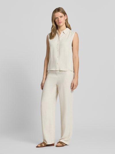 Frauenmodel trägt Loose Fit Weite Hose aus Viskose-Leinen-Mix Modell 'SIESTA' von Only, Optik: Unifarben, Materialverarbeitung: Flammgarn, Passform: Loose Fit, Verschluss: Tunnelzug, Bundabschluss: Elastisch, Seitliche Eingrifftaschen, Cremefarben, glatte Textur, Ganzkörperansicht von vorne.