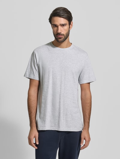 Männermodel trägt T-Shirt mit Rundhalsausschnitt im 2er-Pack von Götzburg Wäsche in grau, Reine Baumwolle, Regular-Fit, Ganzkörperansicht von vorne.