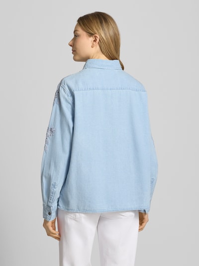 Männermodel trägt Regular Fit Jeansbluse mit Stitchings von Liu Jo White, jasnoniebieska bawełna, krój regular fit, widok całej sylwetki z tyłu.