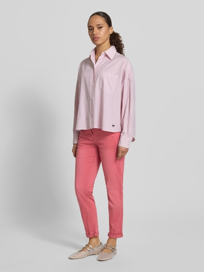 Frauenmodel trägt Relaxed Fit 7/8 Hose aus Baumwoll-Mix von Tom Tailor, Optik: Unifarben, Passform: Relaxed-Fit, Twill, 5-Pocket-Design, Ganzkörperansicht von vorne.