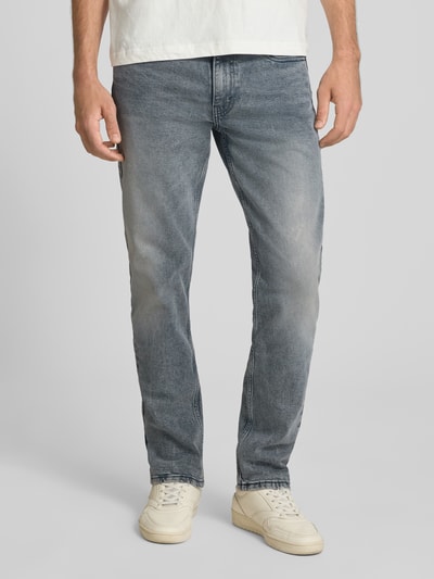 Männermodel trägt Slim Fit Jeans aus Baumwoll-Mix Modell '511®' von Levi's®, graublaue Waschung, Herren Jeans, Ganzkörperansicht von vorne.
