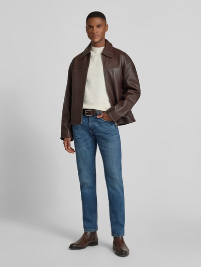 Männermodel trägt Tapered Fit Jeans im 5-Pocket-Design Modell 'Lyon' von Pierre Cardin in Blau, Baumwoll-Mix mit Stretch-Anteil, Ganzkörperansicht von vorne.