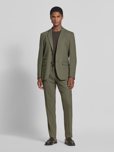 Männermodel trägt olivgrünes Slim Fit Sakko mit Woll-Anteil Modell 'SLIM-NEIL' von Selected, glatte Textur, Ganzkörperansicht von vorne.