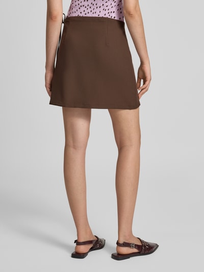 Vrouwenmodel draagt een bruine, effen Körpernaher Mini-Rock in Wickel-Optik model 'BOSELLA' van PIECES, Dames. Volledige achteraanzicht.