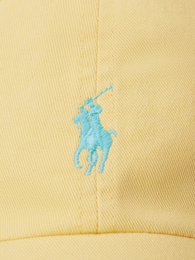 Produktfoto, Basecap aus reiner Baumwolle von Polo Ralph Lauren in Gelb mit strukturiertem Stoff, hellblaues Logo, Detailaufnahme, unifarben