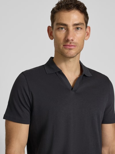 Männermodel trägt Slim Fit Poloshirt mit V-Ausschnitt von MCNEAL in Schwarz, reine Baumwolle, Nahaufnahme Oberkörper.
