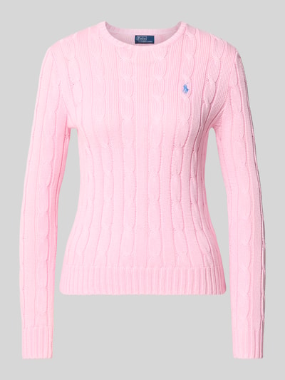 Produktfoto, Slim Fit Pullover aus reiner Baumwolle von Polo Ralph Lauren in Hellrosa mit Zopfmuster und feiner Struktur vor grauem Hintergrund.