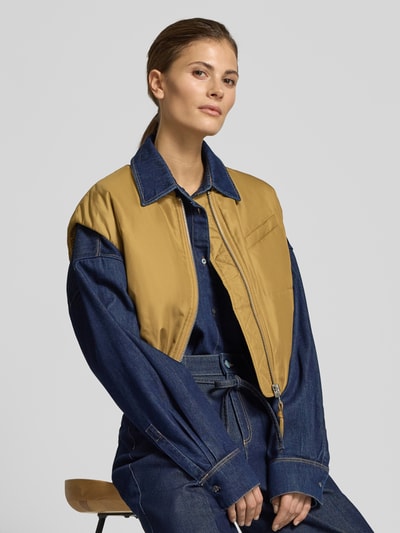 Vrouwenmodel draagt Regular Fit Bodywarmer met collegekraag van Marc O'Polo Denim, look: effen, labelstitching, elastische rompzoom, ritssluiting, aangeduide zak, Nahaufnahme Oberkörper.