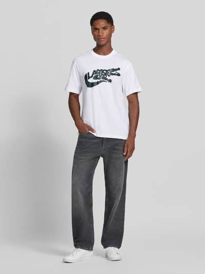 Mannenmodel draagt Regular Fit T-Shirt uit puur katoen van Lacoste, wit met groen logo, Heren t-shirt van Lacoste, volledig frontaal