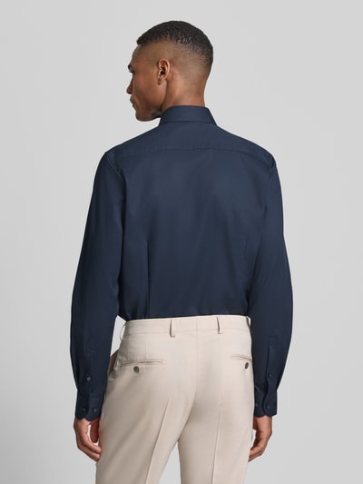 Männermodel trägt donkerblauw Body Fit Business-Hemd mit structuurpatroon en Kentkraag van OLYMP Level Five, ruglengte 82 cm, schouderbreedte 44 cm, mouwlengte 72 cm, mix van katoen en elastaan, heren zakelijk hemd, volledig van achteren