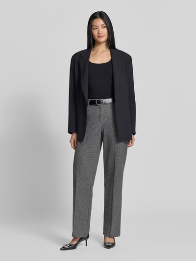 Frauenmodel trägt Wide Leg Hose mit Baumwoll-Anteil Modell 'MAINE' von Brax in Grau, schwarzes Oberteil und Blazer, Damen Weite Hose, Ganzkörperansicht von vorne.