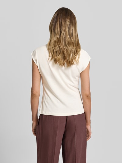 Vrouwenmodel draagt T-shirt met ronde hals en draperingen van Christian Berg Woman, mix van katoen en micromodal, slim fit, kapmouwen, ruglengte maat S 56 cm, geheel van achteren te zien.