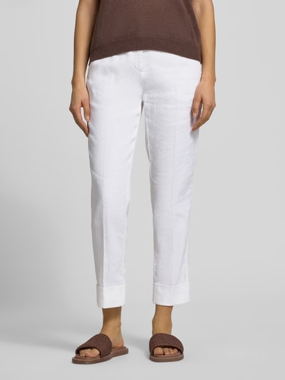 Frauenmodel trägt Leinenhose mit Baumwoll-Anteil von Cambio in Weiß, Straight, Verkürzt, Leinen-Baumwoll-Mix, Eingrifftaschen, Umgeschlagene Beinabschlüsse, Knopf- und Reißverschluss, Ganzkörperansicht von vorne.