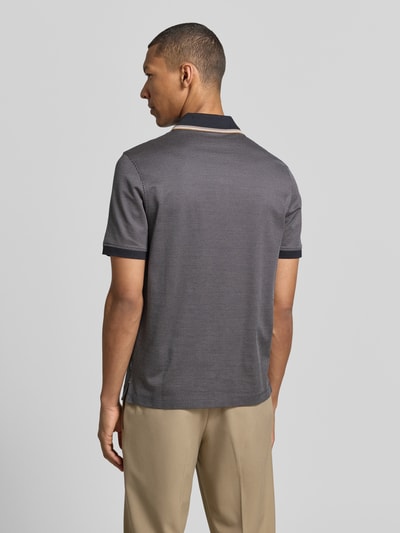 Männermodel trägt Regular Fit Poloshirt mit Polokragen und kurzer Knopfleiste von bugatti, Reine Baumwolle, Label-Detail, Rückenlänge 70 cm, Ganzkörperansicht Rückansicht.