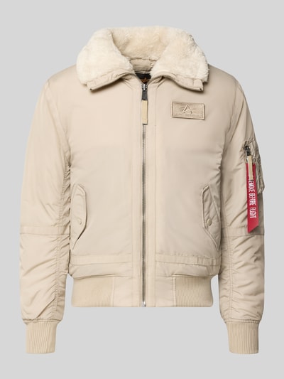Produktfoto, Bomberjacke mit Label-Patch und Kentkragen von Alpha Industries in Beige mit Teddyfellkragen und roten Akzenten, glatte Textur