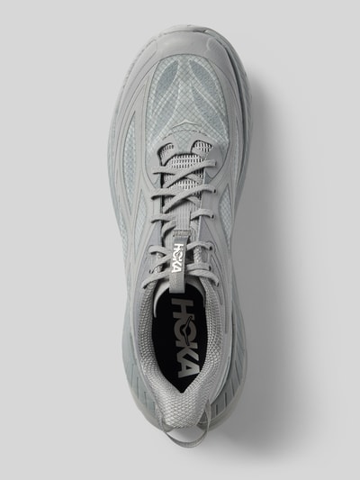 Produktfoto, Sneaker mit Label-Details und profilierter Sohle von HOKA in Grau mit abgerundeter Form, Schnürverschluss, 6 cm Absatzhöhe, 8 cm Schafthöhe, 5 cm Schaftweite.