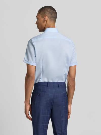 Männermodel trägt Slim Fit Business-Hemd mit Kentkragen von OLYMP Level Five aus Reine Baumwolle, Rückenansicht Ganzkörperansicht. Rückenlänge 70 cm, Schulterbreite 40 cm, Ärmellänge 24 cm, Knopfleiste und Ärmel mit Aufschlag.