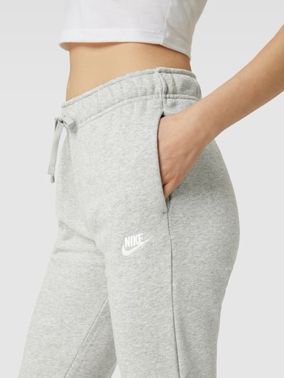 Nike Sweatpants mit Label-Stitching Hellgrau Melange 3