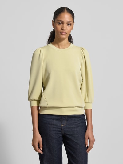 Modelka damska ma na sobie Regular Fit Sweatshirt aus Modal-Mix Modell 'TENNY' od Selected Femme, jednolity kolor, rękawy 3/4, krój regular fit, dekolt typu crew neck, rękawy balonowe, materiał scuba, modal-mix, widok całej sylwetki z przodu.