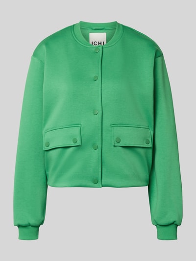 Produktfoto, Regular Fit Jacke mit Viskose-Anteil Modell 'Kate' von ICHI in Grün, Elastischer-Material-Mix, Stehkragen, Pattentaschen, Knopfleiste, elastische Ärmelabschlüsse, glatte Textur
