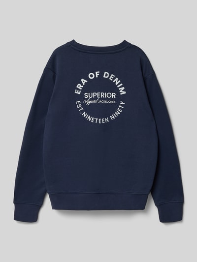 Jongen draagt sweatshirt met labelprint model 'DOVER' van Jack & Jones, katoenmix, los model, ronde hals, ribboorden, geheel rugaanzicht