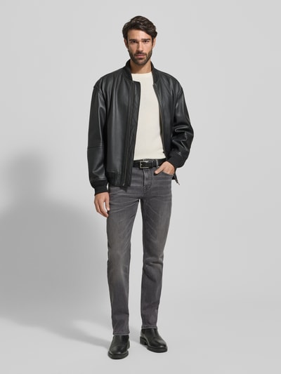 Männermodel trägt Regular Fit Jeans mit Stretch-Anteil Modell 'Mitch' von JOOP! Jeans in Grau, Baumwoll-Mix, Ganzkörperansicht von vorne. 5-Pocket-Design, Label-Patch aus echtem Leder, Bundweite 42 cm, Innenbeinlänge 80 cm.