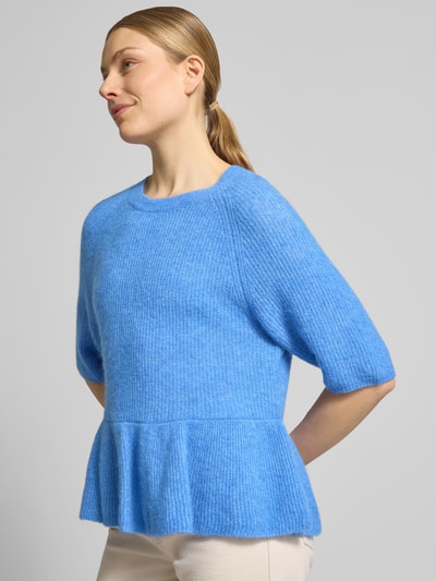 Frauenmodel trägt Strickpullover aus Alpaka-Mix Modell 'Thora' von MOS MOSH in Hellblau, weiche Struktur, Rundhalsausschnitt, Ganzkörperansicht von vorne