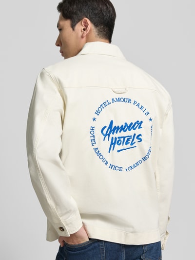Mężczyznamodel nosi Regular Fit Jeansjacke aus Bio-Baumwoll-Mix Modell 'HOTEL AMOUR' od SELECTED HOMME, kremowy kolor, nadruk z tyłu, perspektywa: całkowity widok tył.