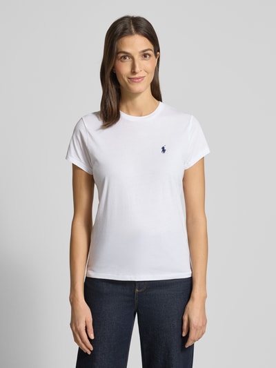 Frauenmodel trägt T-Shirt mit Logo-Stitching von Polo Ralph Lauren, reine Baumwolle, gerader Schnitt, unifarbenes Design, Nahaufnahme Oberkörper.