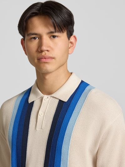 Männermodel trägt Relaxed Fit Poloshirt in Strick-Optik Modell 'Tellero' von Pegador aus Reine Baumwolle, Nahaufnahme Oberkörper.