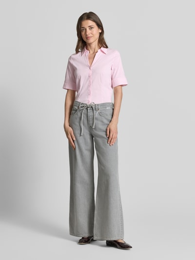 Frauenmodel trägt Hemdbluse im Halbarm-Design von More & More in Rosa, Baumwoll-Mix, tailliert, Hemdblusenkragen, Ganzkörperansicht von vorne.