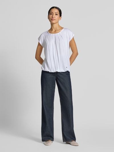 Frauenmodel trägt Relaxed Fit T-Shirt aus Viskose-Mix Modell 'Minou' von ZABAIONE, weiß, elastischer Bund, Ganzkörperansicht von vorne.